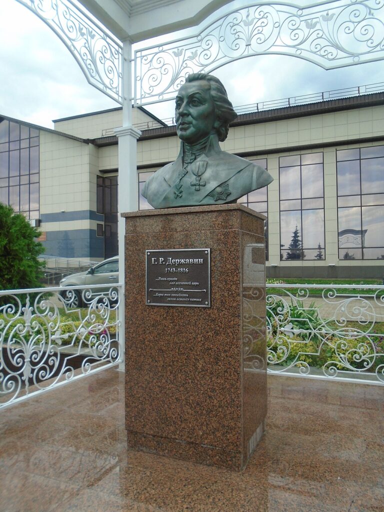 Памятник поэту Г. Р. Державину на центральной площади Лаишево.